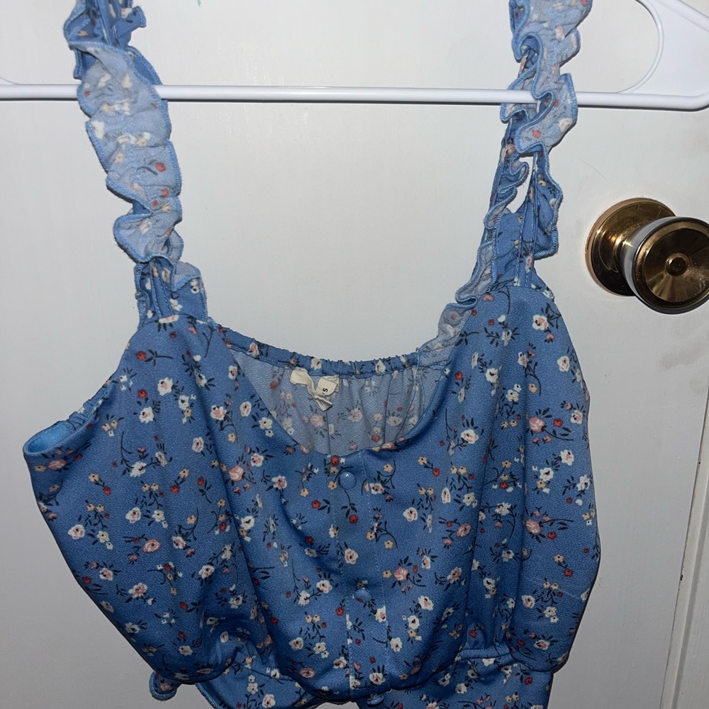 Crop tank top with buttons and blue floral